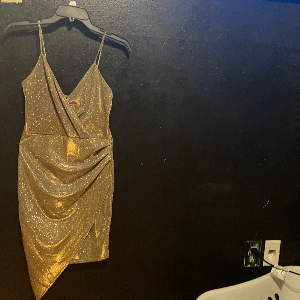 Gorgeous gold dress!